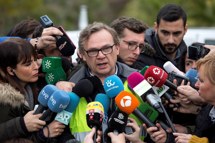 La búsqueda del pequeño Julen, desaparecido el pasado domingo después de precipitarse en un pozo en Málaga, ha superado ya las cien horas de complicados trabajos que todavía no han dado sus frutos. Desde la desaparición, los padres prosiguen con angustia la búsqueda del menor. El padre, José Rocío, es un feriante en paro, y la madre, Victoria María García, es empleada en una cadena de hamburgueserías y residen en la popular barriada de El Palo, en Málaga capital.