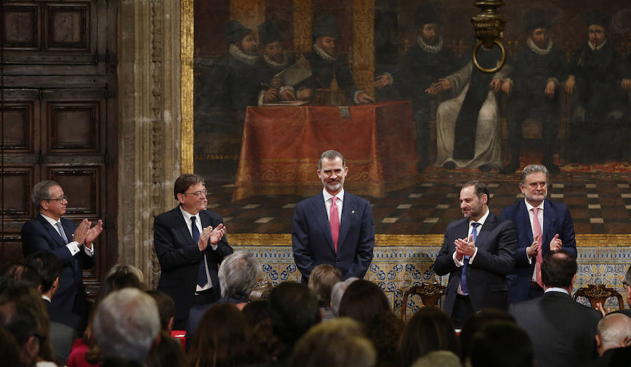 El monarca recibe le galardón a la convivencia por defender «la democracia y la convivencia desde la legalidad constitucional».