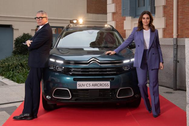 Los protagonistas del evento, con el nuevo Citroën C5.