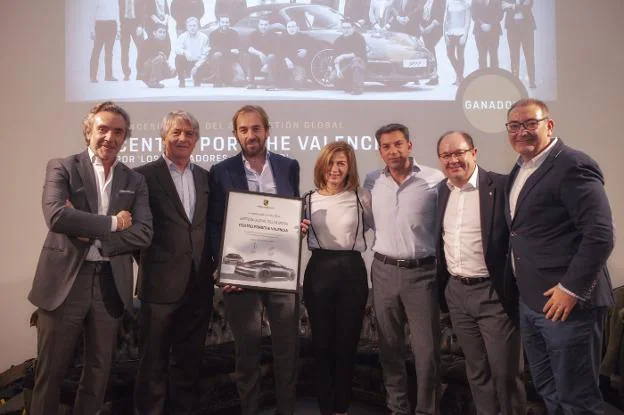 Fernando Yrurzum posa con el galardón junto a los ejecutivos de Porsche Iberia.