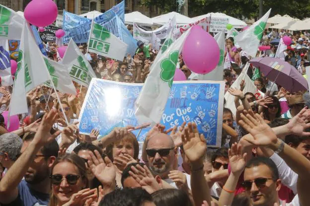 Manifestación organizada en Valencia contra la primera propuesta de recorte de aulas del Consell en 2016. 