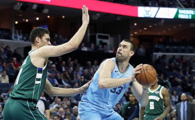 El jugador español Marc Gasol (dcha.) de los Memphis Grizzlies en acción ante la defensa de Brook Lopez (izda.) de Milwaukee Bucks.