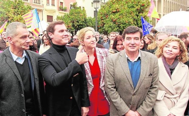 Toni Cantó, Albert Rivera, Ana Muñoz y Fernando Giner, ayer, minutos antes del acto en la plaza del Patriarca. 