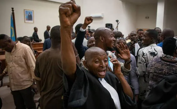 Partidarios de Tshisekedi celebran la decisión de la Corte Constitucional.