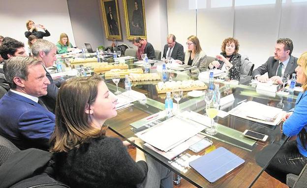 Los cinco ponentes, Juan Manuel Belda, Julia Company, Carlos Lamora, María Pérez e Irene Aguado, en primer término, protagonizaron un animado debate moderado por Carmen Bort. 