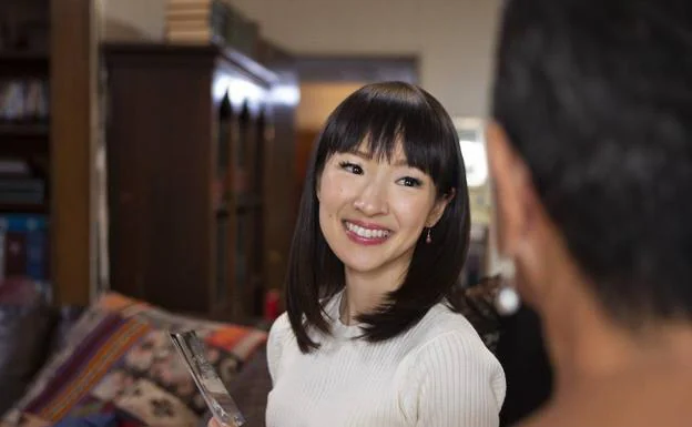 La japonesa Marie Kondo durante un episodio de la serie '¡A ordenar con Marie Kondo!'.