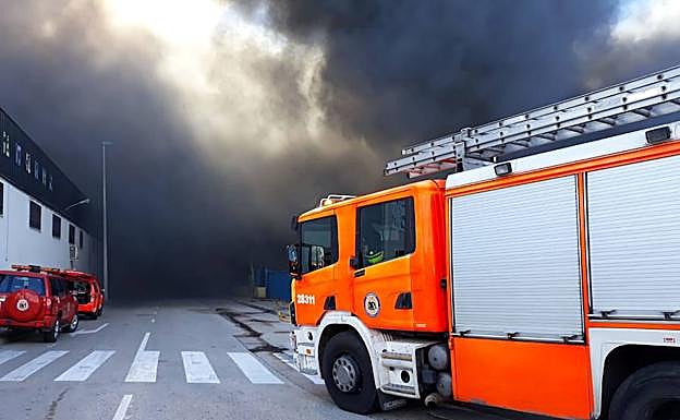 Incendio Manises | 16 bomberos continúan trabajando en el incendio en una nave del polígono de La Cova en Manises