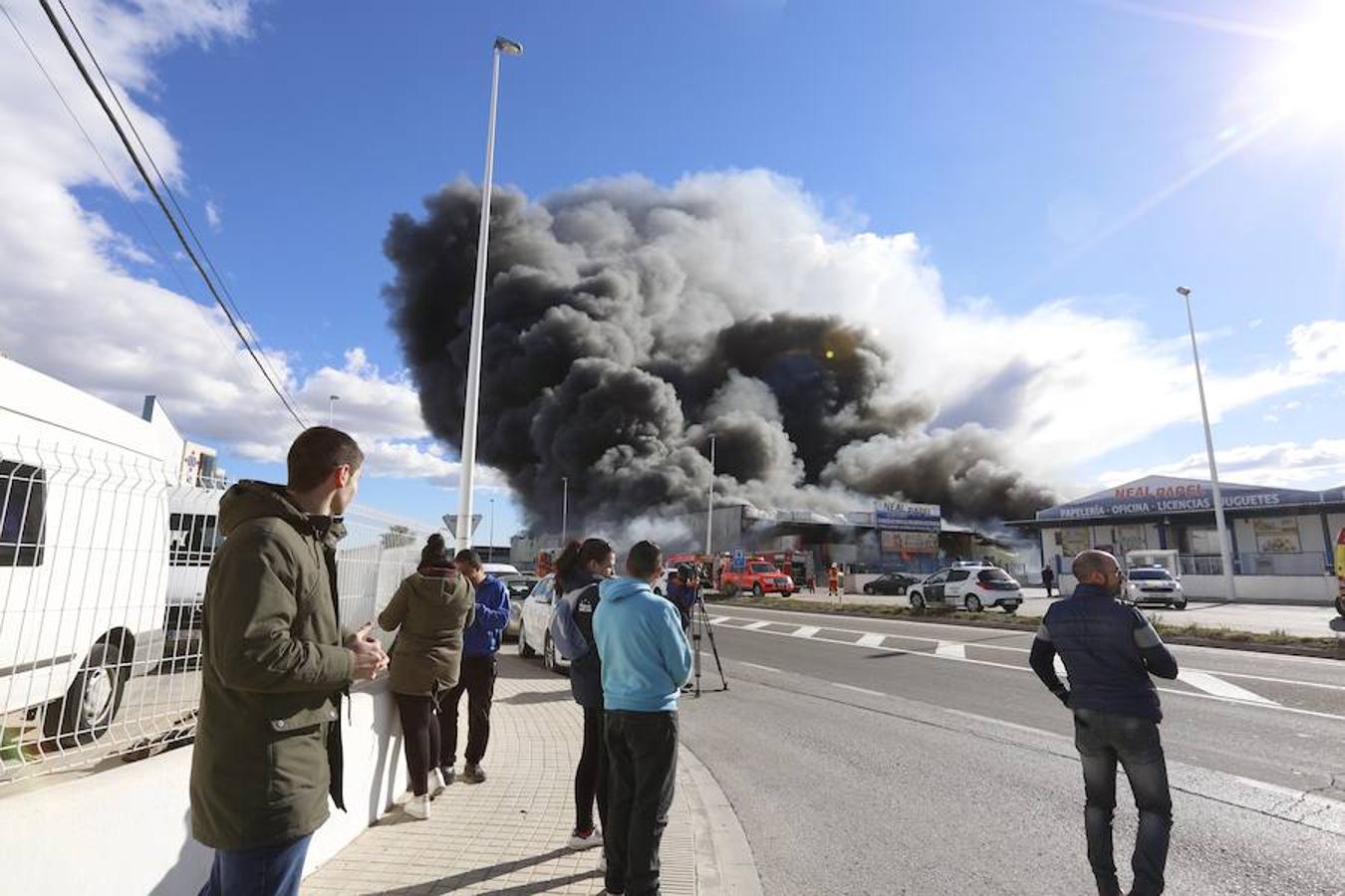 Fotos: Arde una empresa de artículos de regalo en Manises