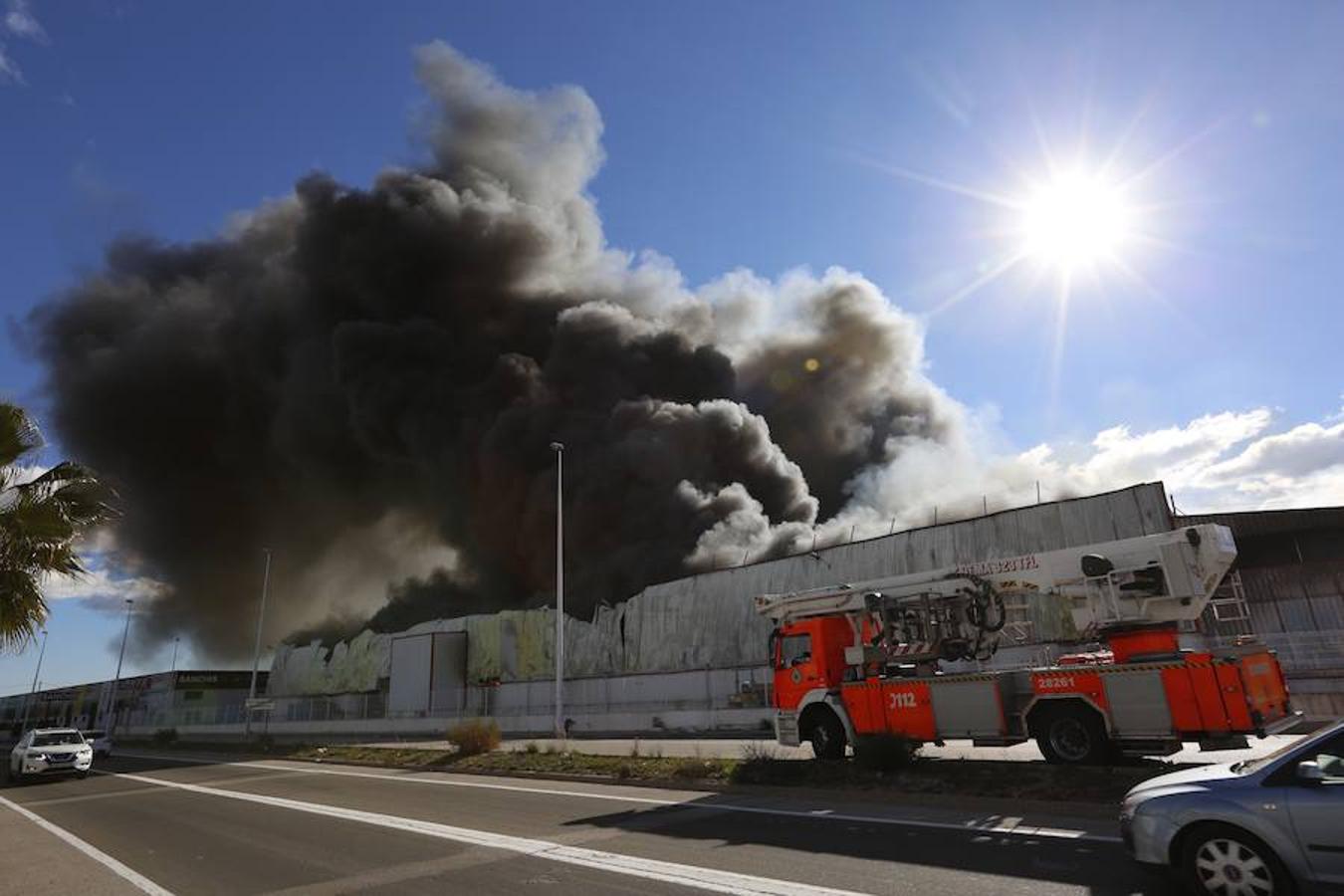 Fotos: Arde una empresa de artículos de regalo en Manises