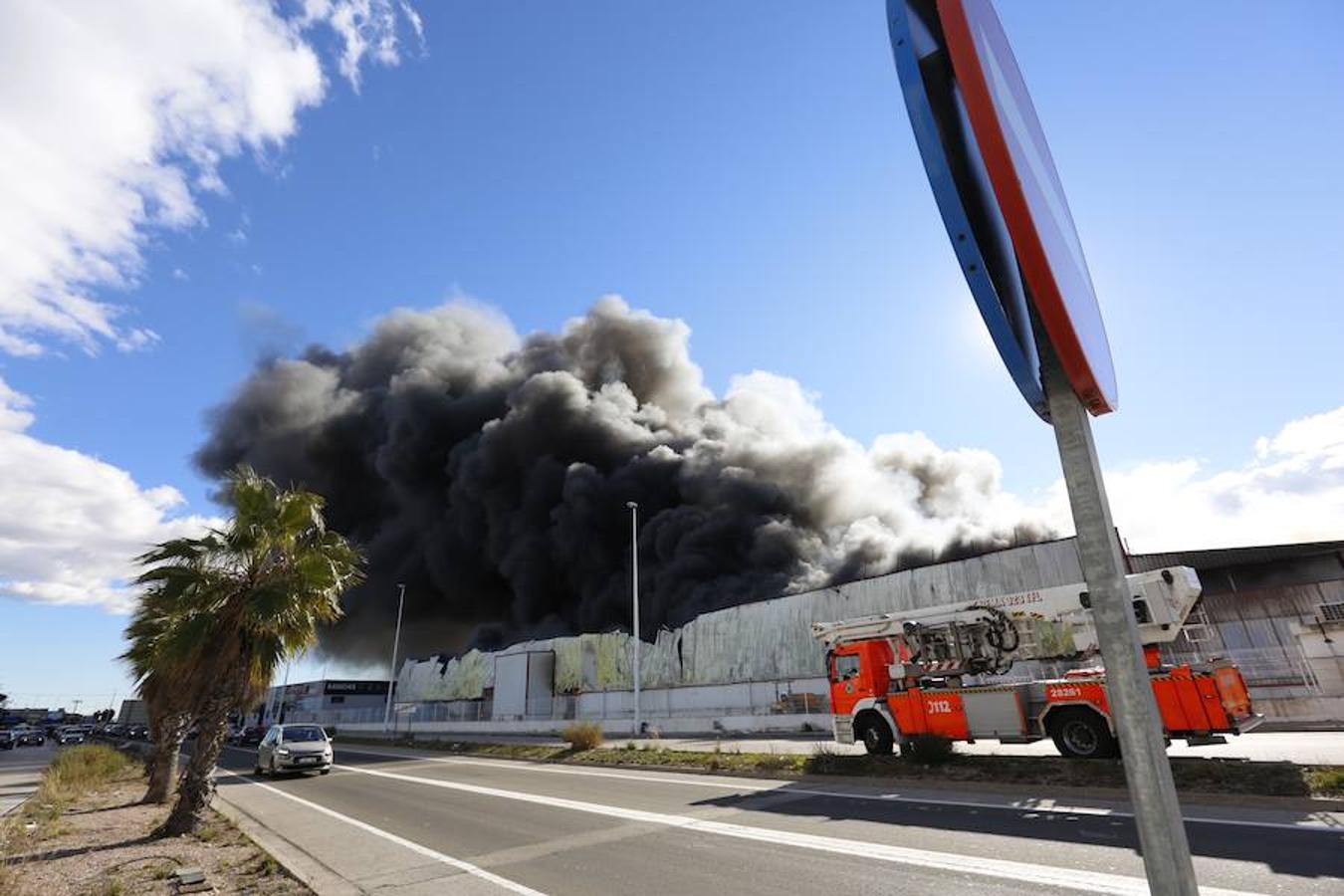 Fotos: Arde una empresa de artículos de regalo en Manises