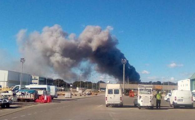 Las imágenes del incendio en una empresa de Manises