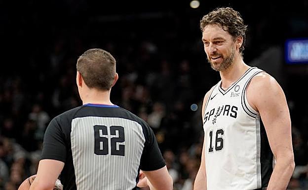 Pau Gasol habla con el árbitro. 