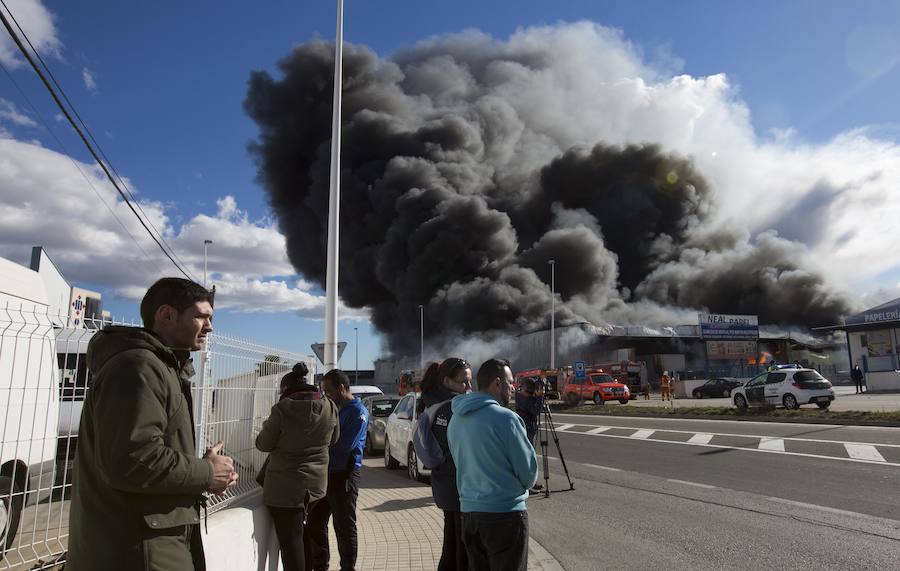 Fotos: Arde una empresa de artículos de regalo en Manises