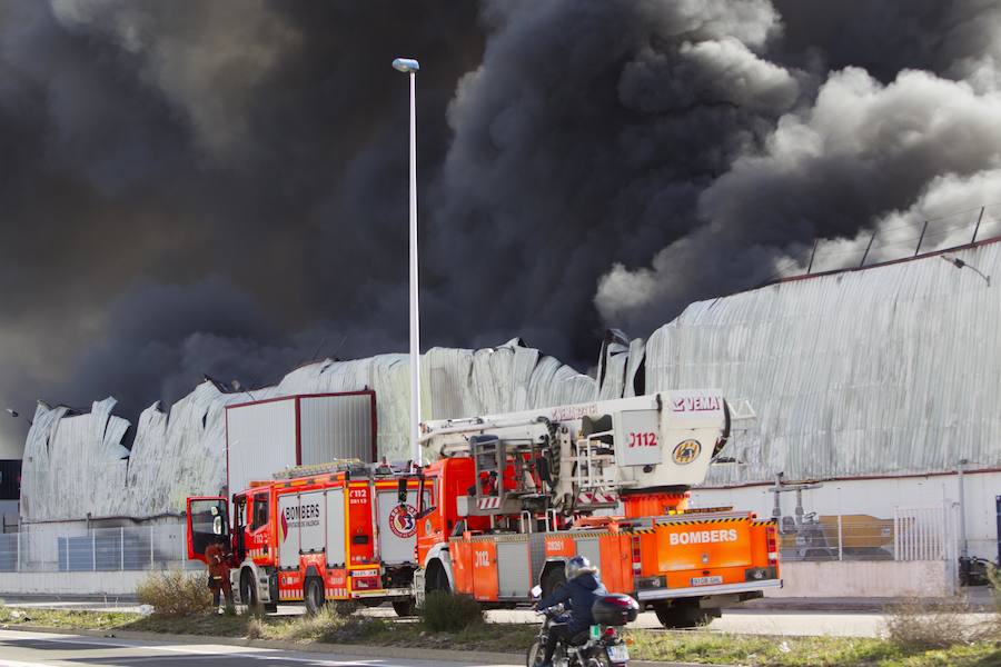 Fotos: Arde una empresa de artículos de regalo en Manises