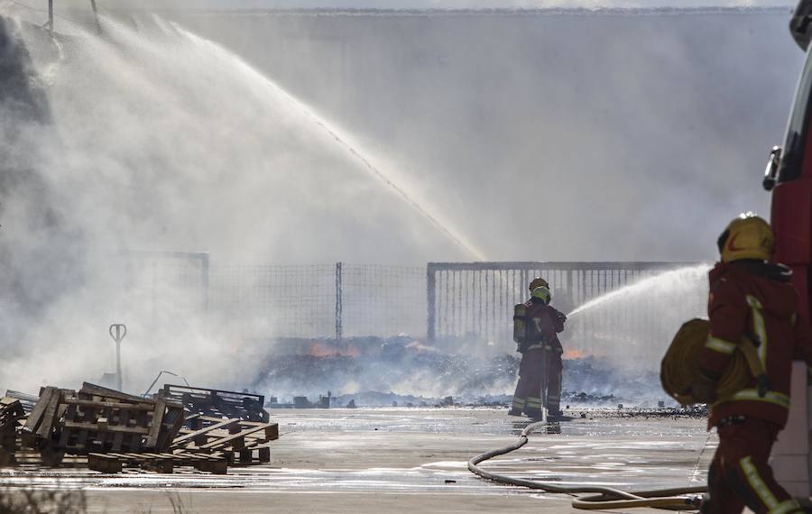 Fotos: Arde una empresa de artículos de regalo en Manises