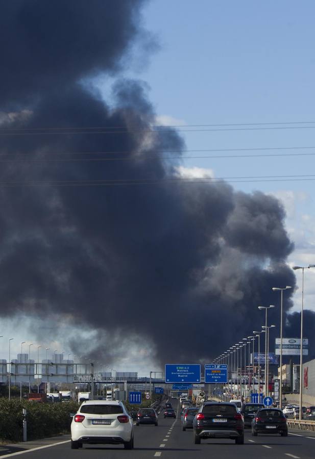 Fotos: Arde una empresa de artículos de regalo en Manises