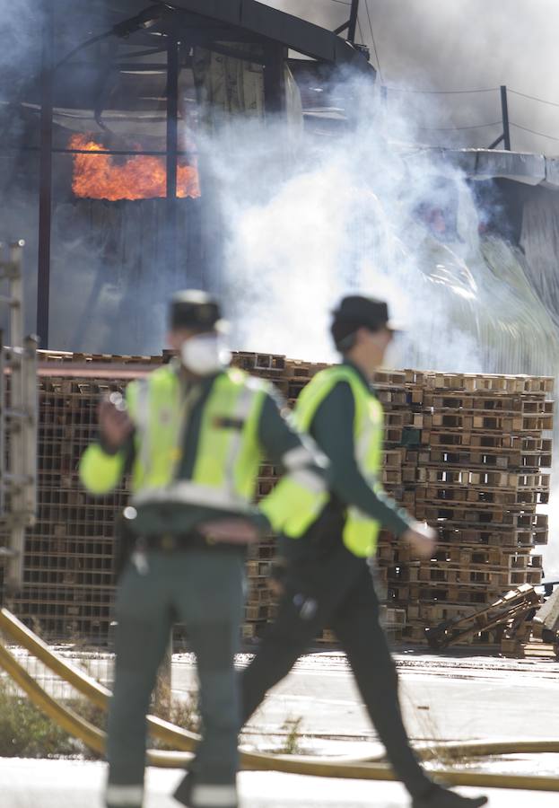 Fotos: Arde una empresa de artículos de regalo en Manises