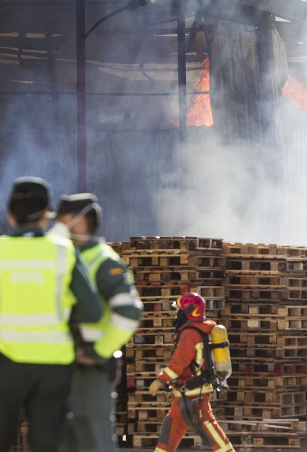 Fotos: Arde una empresa de artículos de regalo en Manises