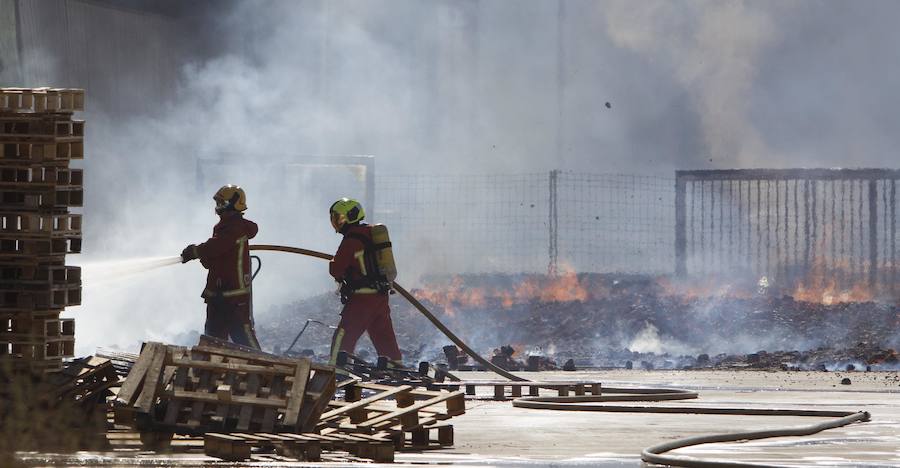 Fotos: Arde una empresa de artículos de regalo en Manises