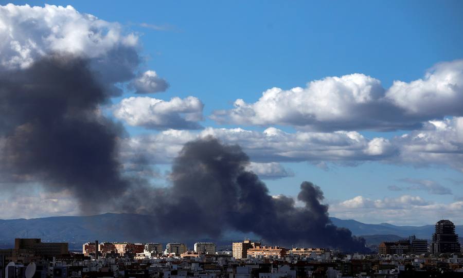 Fotos: Arde una empresa de artículos de regalo en Manises