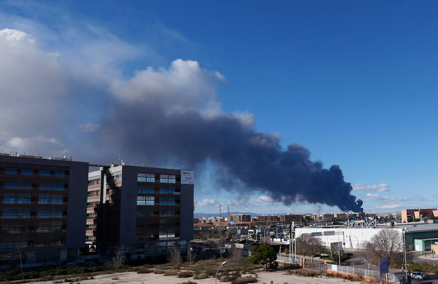 Fotos: Arde una empresa de artículos de regalo en Manises