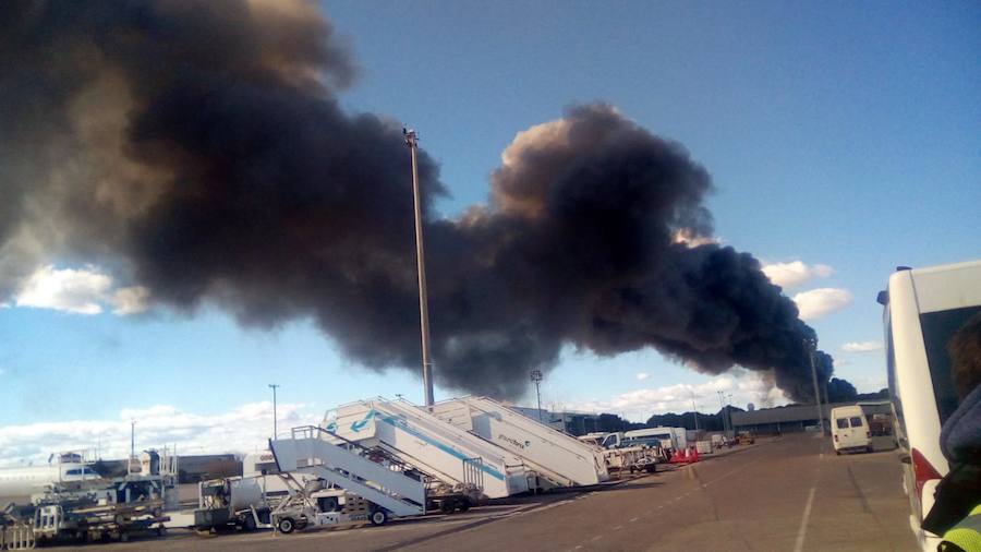 Fotos: Arde una empresa de artículos de regalo en Manises