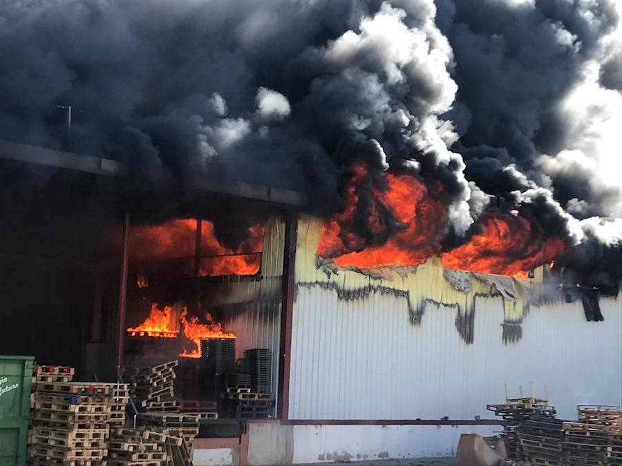 Fotos: Arde una empresa de artículos de regalo en Manises