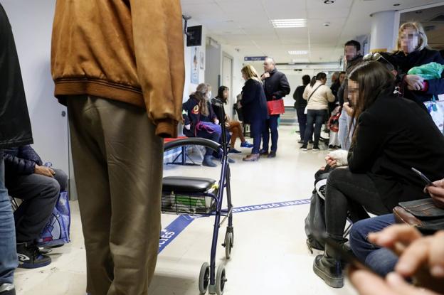 Pacientes en Urgencias del Hospital Clínico de Valencia, ayer. 