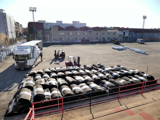 Alboraya comienza a instalar el nuevo césped artificial