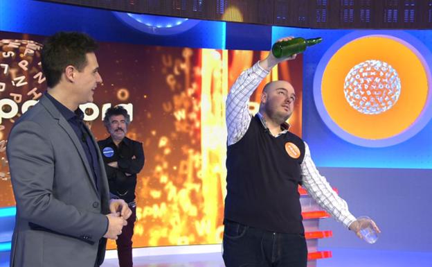 Imagen principal - El concursante asturiano se ha llevado a casa el tercer bote más alto de la historia de 'Pasapalabra', y lo ha celebrado con sidra.