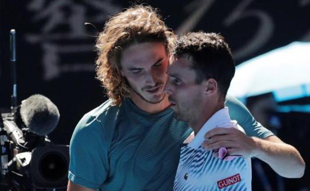 Tsitsipas consuela a Bautista. 