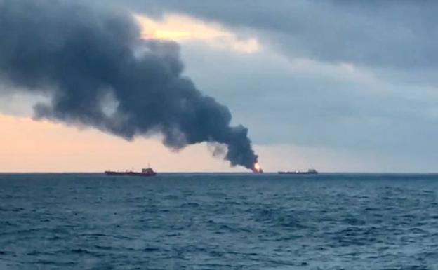 Un buque cisterna arde en el estrecho de Kerch.