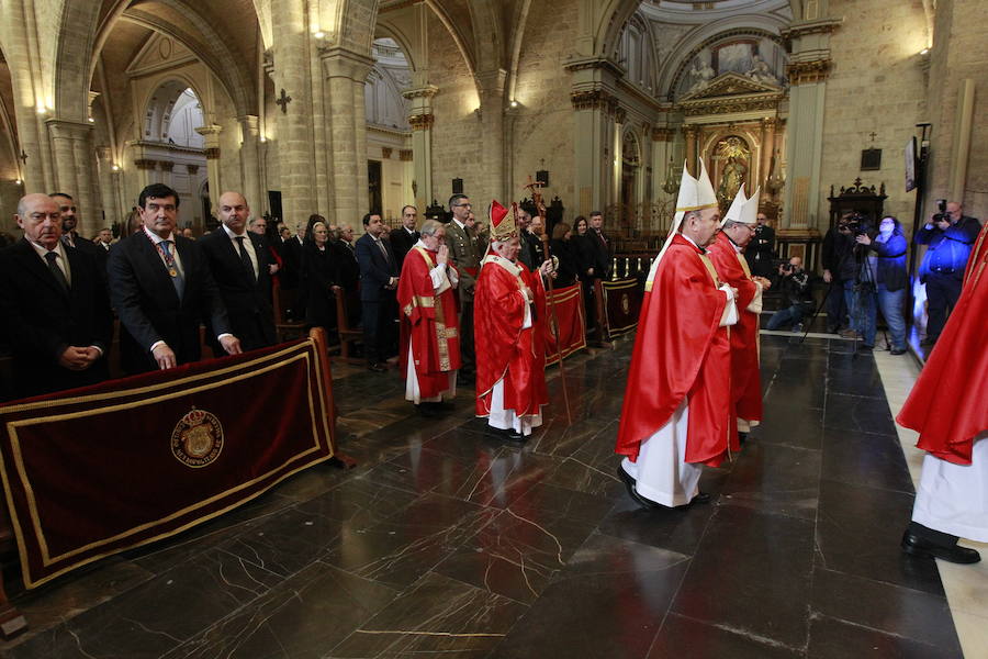 La ciudad de Valencia celebra este martes la fiesta de San Vicente Mártir, patrón de la archidiócesis y también de la capital valenciana, con misas solemnes, procesiones y bautizos de niños. San Vicente Mártir es patrono de la archidiócesis de Valencia y, dentro de ella, también de la propia capital valenciana, del distrito de Benimàmet, de las localidades de Guadassuar y Corbera y es titular, igualmente, de las parroquias de la pedanía de Venta de Gaeta, en el término de Cortes de Pallás, y de la del faro de Cullera, donde se le profesa enorme devoción porque el cuerpo de san Vicente apareció en una playa próxima tras ser arrojado al mar por sus verdugos con una rueda de molino atada al cuello.