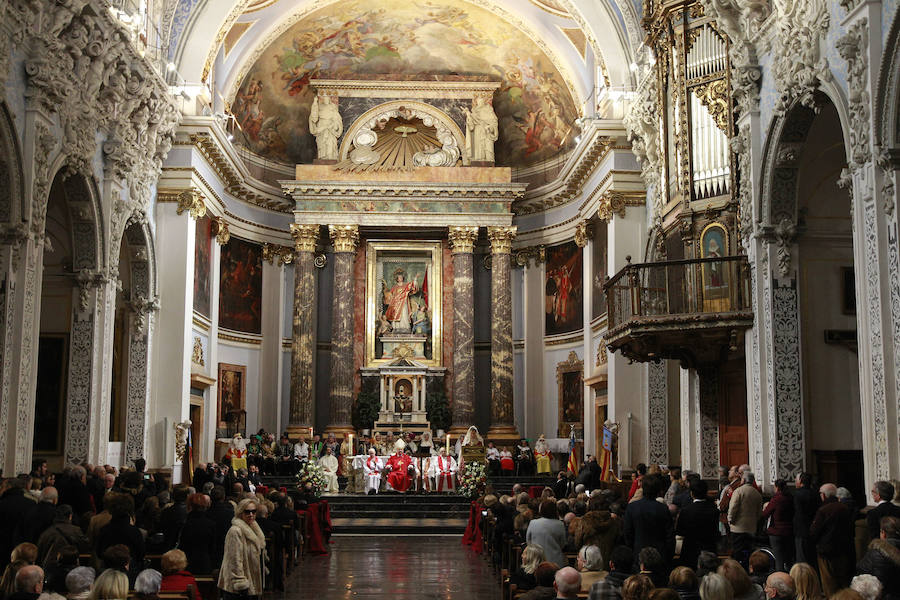 La ciudad de Valencia celebra este martes la fiesta de San Vicente Mártir, patrón de la archidiócesis y también de la capital valenciana, con misas solemnes, procesiones y bautizos de niños. San Vicente Mártir es patrono de la archidiócesis de Valencia y, dentro de ella, también de la propia capital valenciana, del distrito de Benimàmet, de las localidades de Guadassuar y Corbera y es titular, igualmente, de las parroquias de la pedanía de Venta de Gaeta, en el término de Cortes de Pallás, y de la del faro de Cullera, donde se le profesa enorme devoción porque el cuerpo de san Vicente apareció en una playa próxima tras ser arrojado al mar por sus verdugos con una rueda de molino atada al cuello.