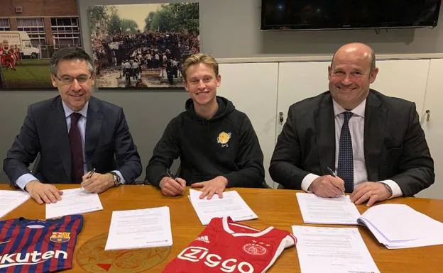 Frenkie de Jong firma su nuevo contrato con el Barcelona. 