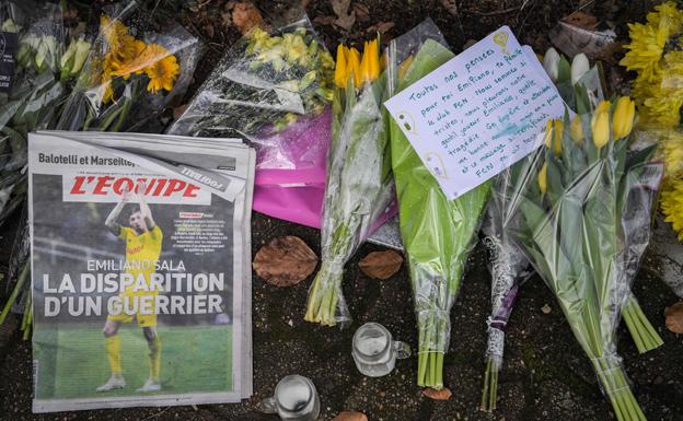 Flores y mensajes en recuerdo de Emiliano Sala, que aún no ha sido hallado tras desaparecer su avioneta.