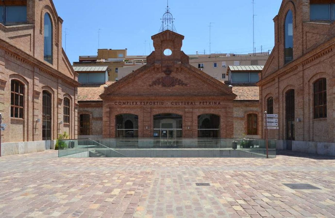 Biblioteca de La Petxina: Lo que ahora es un espacio de 550 metros cuadrados lleno de libros antes era el matadero municipal y estuvo funcionando como tal hasta 1969. Después, estuvo 34 años sin actividad, hasta que en 2003 fue convertido en un centro de ocio y cultura para los valencianos. Es en este edificio donde se encuentra la biblioteca, con una gran sala y 170 puestos de lectura.