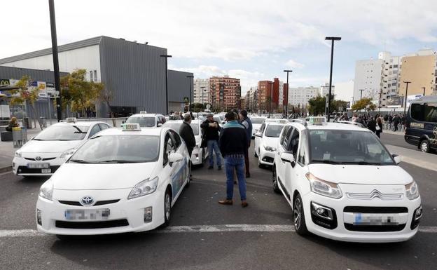 Taxistas, en la mañana del miércoles en la Estación Joaquín Sorolla.