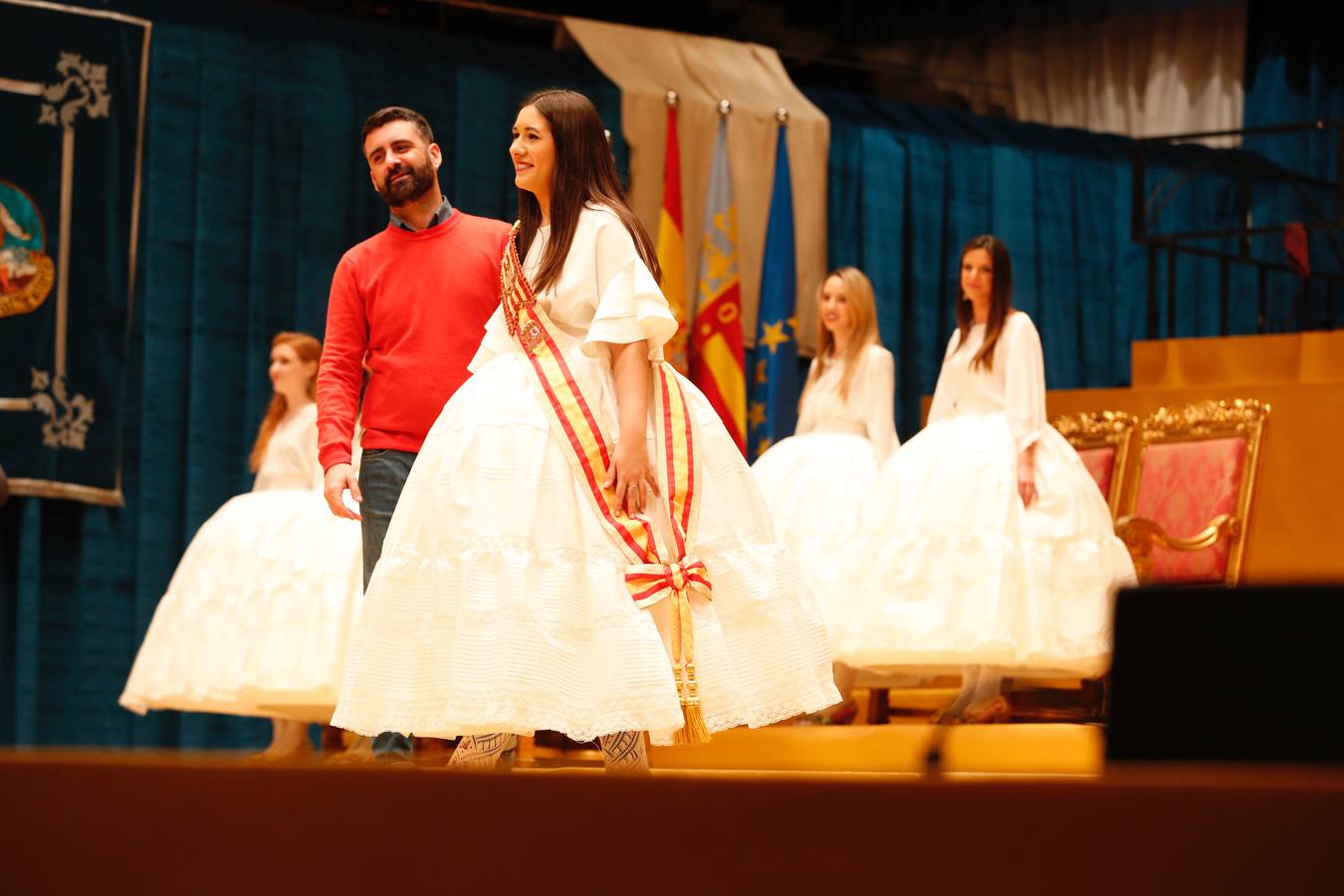 Las falleras mayores de Valencia, Marina Civera, y Sara Larrazábal, las cortes, el alcalde Joan Ribó y el edil Pere Fuset han realizado el ensayo de las exaltaciones que tendrán lugar este viernes y el sábado en el Palau de la Música. Las jóvenes tomaron buena nota de cómo subir al son de la música y de la manera de sentarse en los tronos.