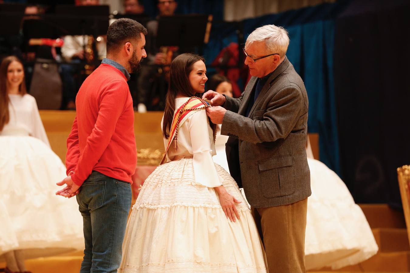 Las falleras mayores de Valencia, Marina Civera, y Sara Larrazábal, las cortes, el alcalde Joan Ribó y el edil Pere Fuset han realizado el ensayo de las exaltaciones que tendrán lugar este viernes y el sábado en el Palau de la Música. Las jóvenes tomaron buena nota de cómo subir al son de la música y de la manera de sentarse en los tronos.