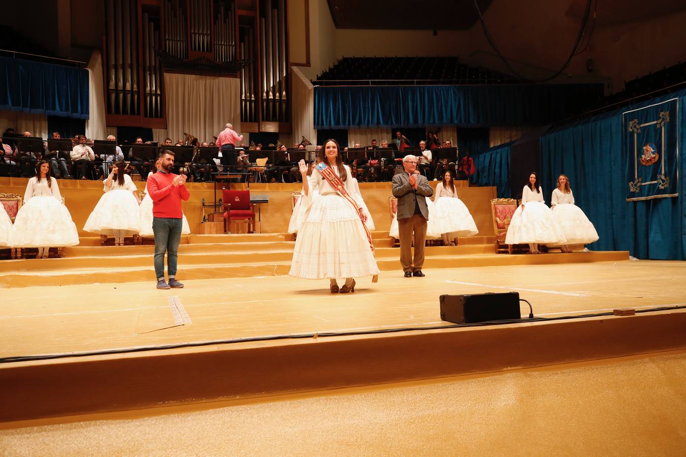 Las falleras mayores de Valencia, Marina Civera, y Sara Larrazábal, las cortes, el alcalde Joan Ribó y el edil Pere Fuset han realizado el ensayo de las exaltaciones que tendrán lugar este viernes y el sábado en el Palau de la Música. Las jóvenes tomaron buena nota de cómo subir al son de la música y de la manera de sentarse en los tronos.