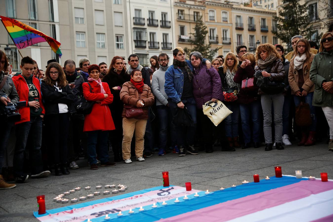 Gabriel abraza a su madre, Mariely, en un homenaje a un niño transgénero que se suicidó en Madrid, el 27 de diciembre de 2015. "Me siento afortunado de haber tenido el apoyo de mis padres y Mis amigos deben soportar toda la presión. Hemos reprimido tantas emociones durante tanto tiempo que a veces simplemente nos rendimos".