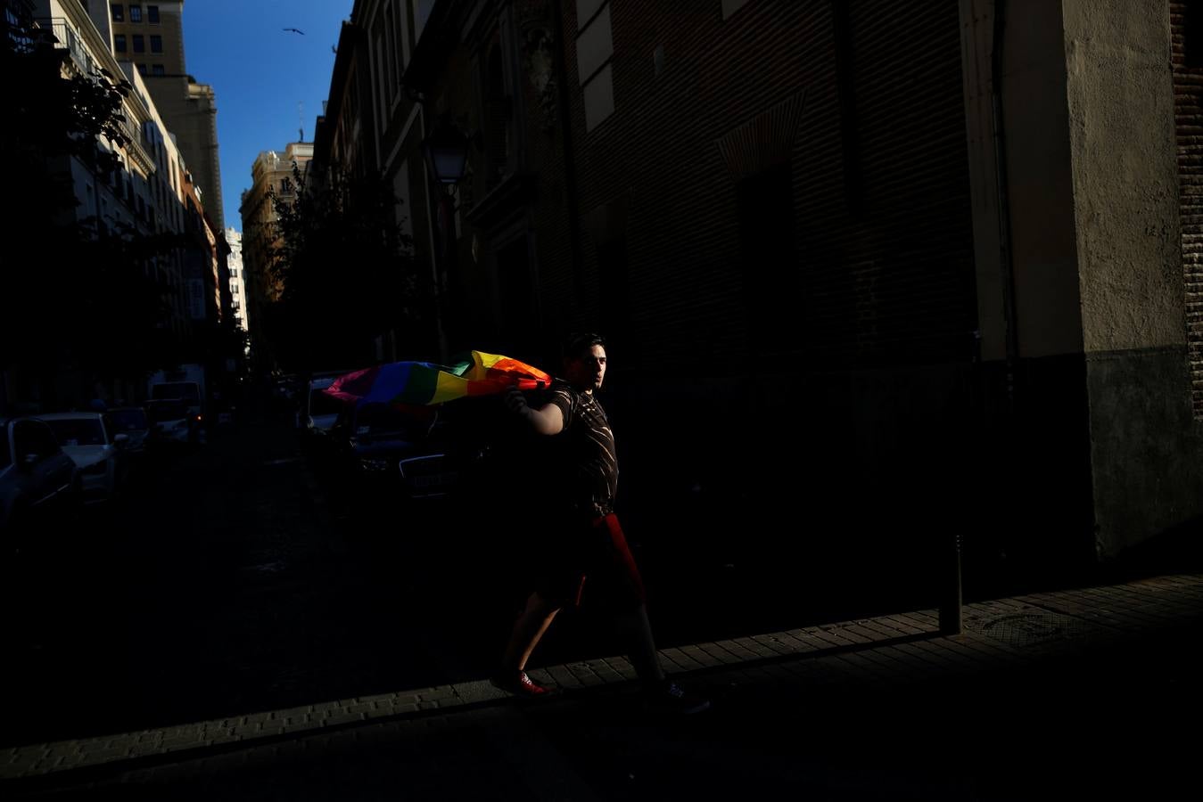 Portando una bandera LGBT durante la Semana del Orgullo el 1 de julio de 2016. "Nosotros, los jóvenes trans, somos los que tenemos que continuar el trabajo para hacer que las personas transgénero sean visibles y ayuden. La sociedad entiende que no se trata de prostitución, negligencia o abandono. Somos personas con futuro".