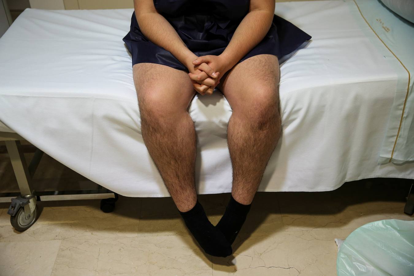 Gabriel, esperando a que lo lleven a la sala de operaciones para una cirugía de reconstrucción de mujer a hombre el 26 de octubre de 2016. "Tenemos que ser diagnosticados con disforia de género para obtener atención médica tratamiento. Mis senos siempre me hicieron sentir muy incómodo, no podía esperar a que me los extrajeran, pero siempre me ha disgustado el término disforia de género porque no siento que tenga un trastorno mental".