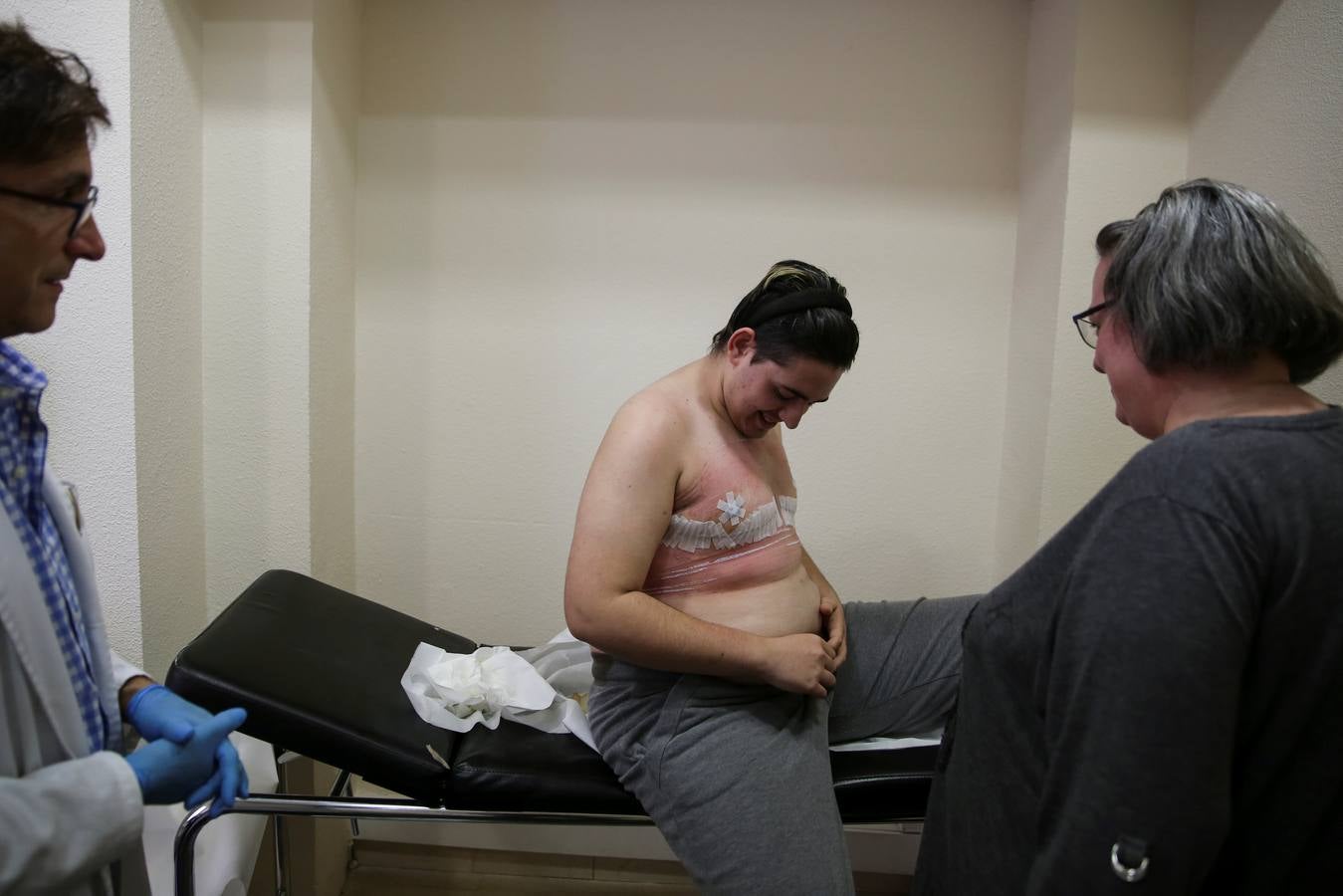 Gabriel, junto a su madre Mariely y el cirujano Jesús Lago al ver su pecho por primera vez después de someterse a la cirugía, el 2 de noviembre de 2016. "Mi vida cambió completamente después de la operación. No más vendas, no más trajes de neopreno, no más escondite. Por primera vez me sentí libre", subrayaba. 