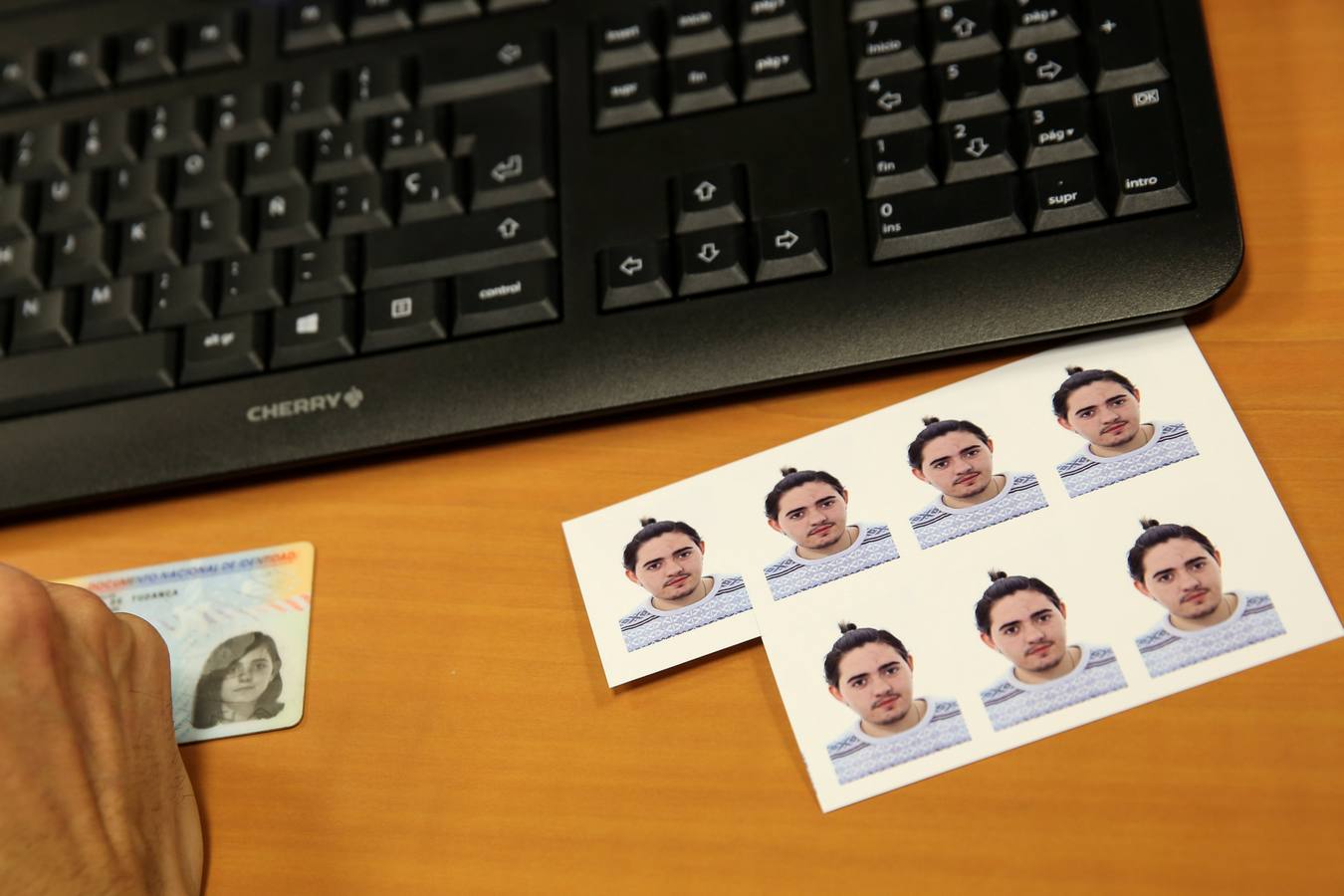 Fotos actuales de Gabriel Díaz de Tudanca, junto a su DNI anterior mientras espera que se le expidan un nuevo documento de identidad, el 26 de enero de 2017.