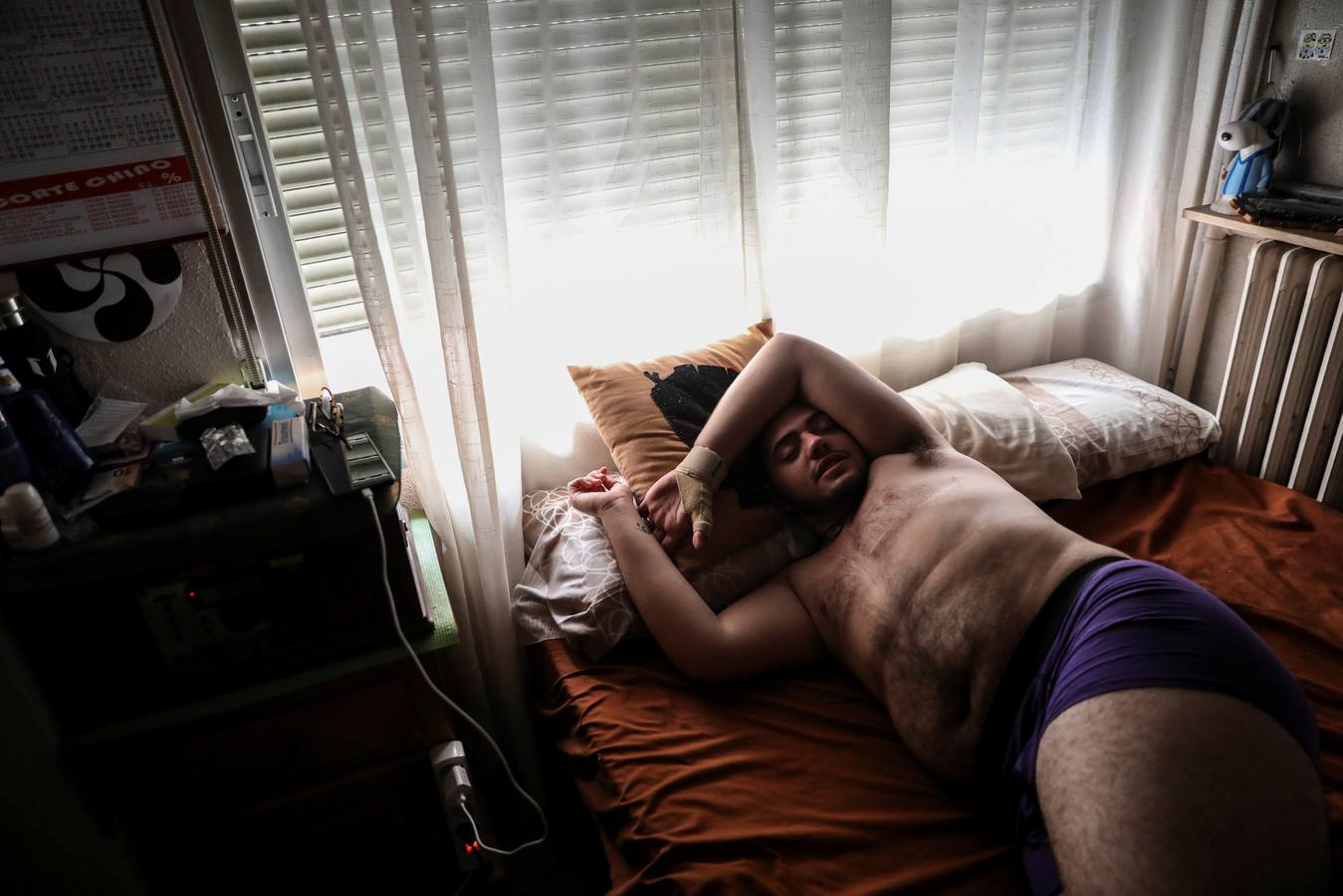 Gabriel, a los 19 años, se despierta de una siesta en la casa de sus padres, donde vive en Madrid.