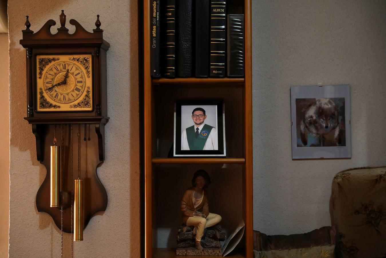 Una foto de graduación escolar del hombre transgénero Gabriel, en casa de sus padres.