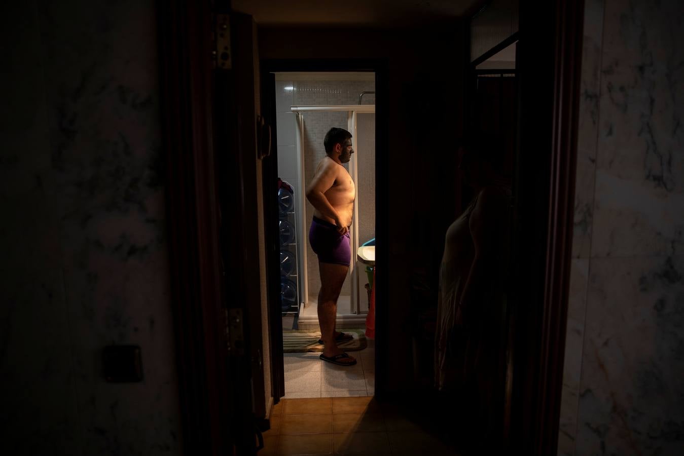 Gabriel se prepara antes de salir de casa, en agosto de 2018.