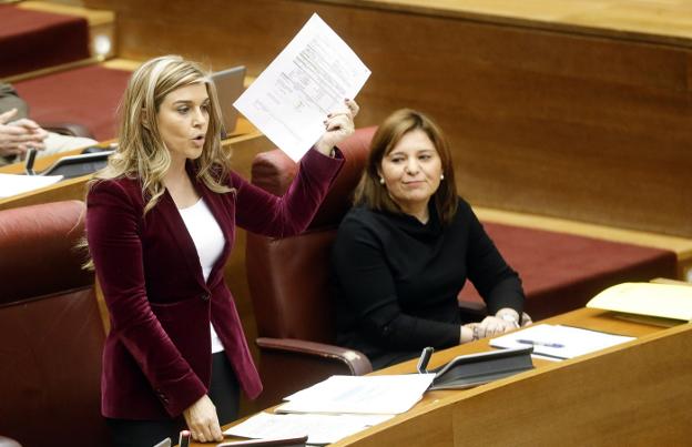 Eva Ortiz junto a Isabel Bonig durante un pleno de Les Corts. 